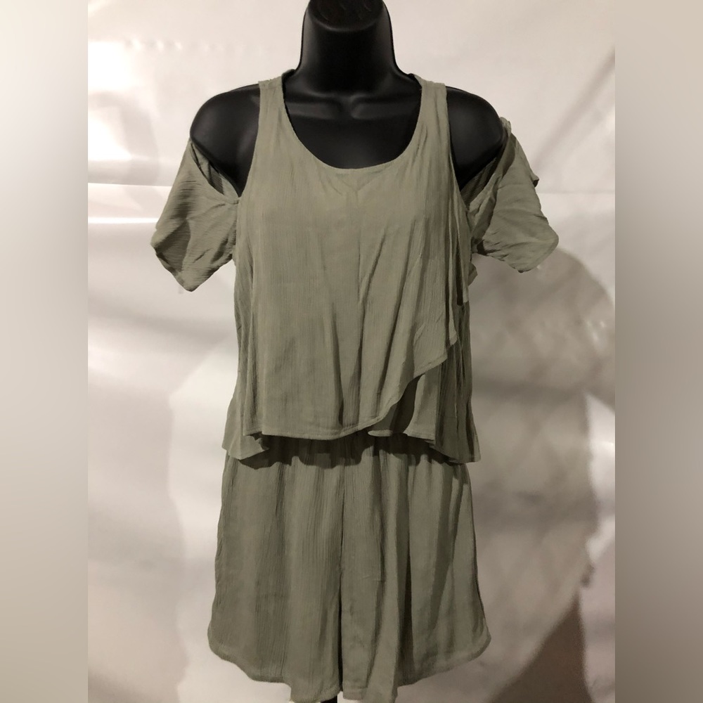 Women’s Open Shoulder Romper Size Medium
